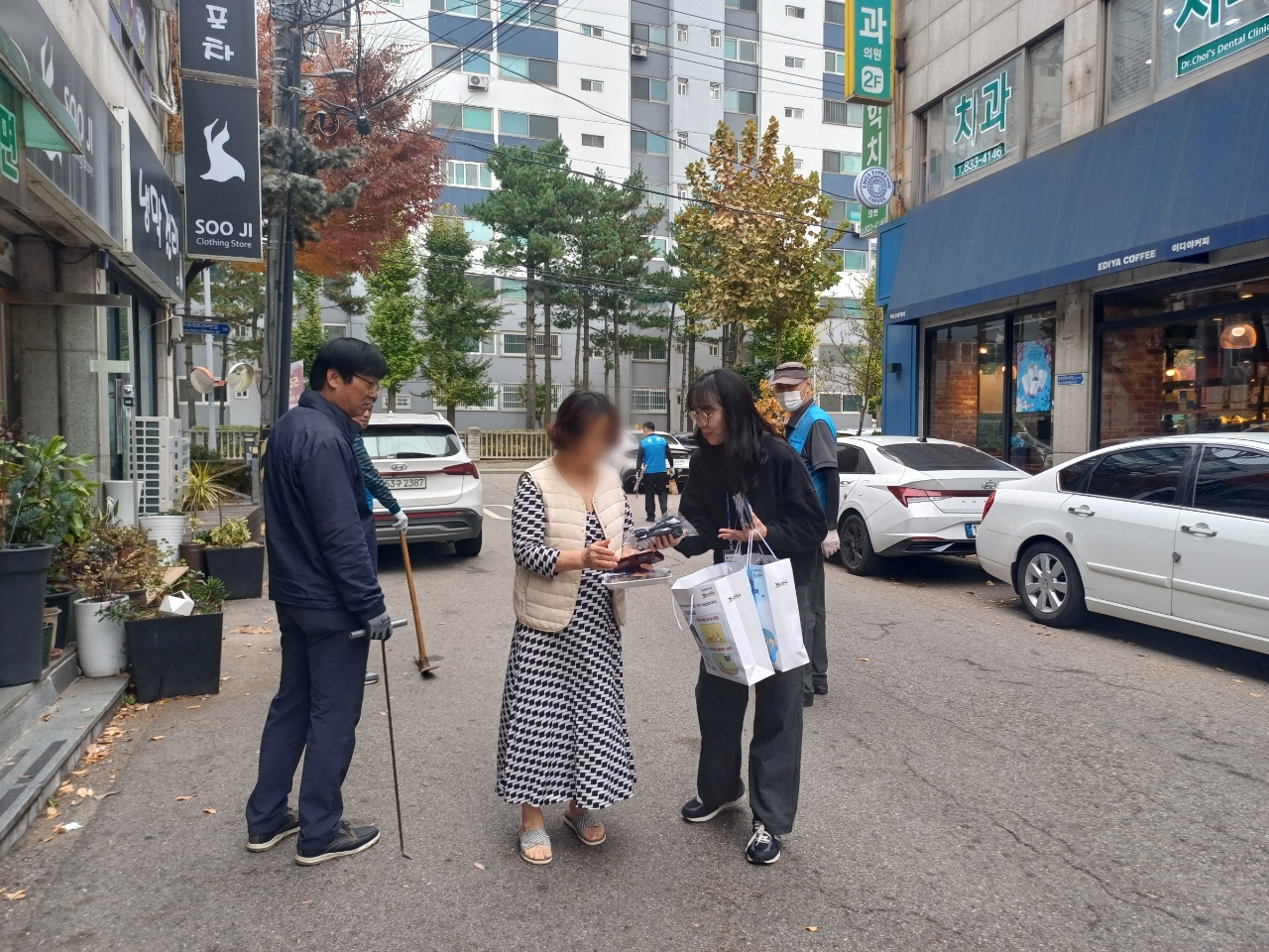 연수구보건소는 이상고온 등으로 모기 유충의 활동 시기가 앞당겨 짐에 따라 오는 3월까지를 동절기 유충 특별 방제 기간으로 정하고 집중적인 방역에 나섰다